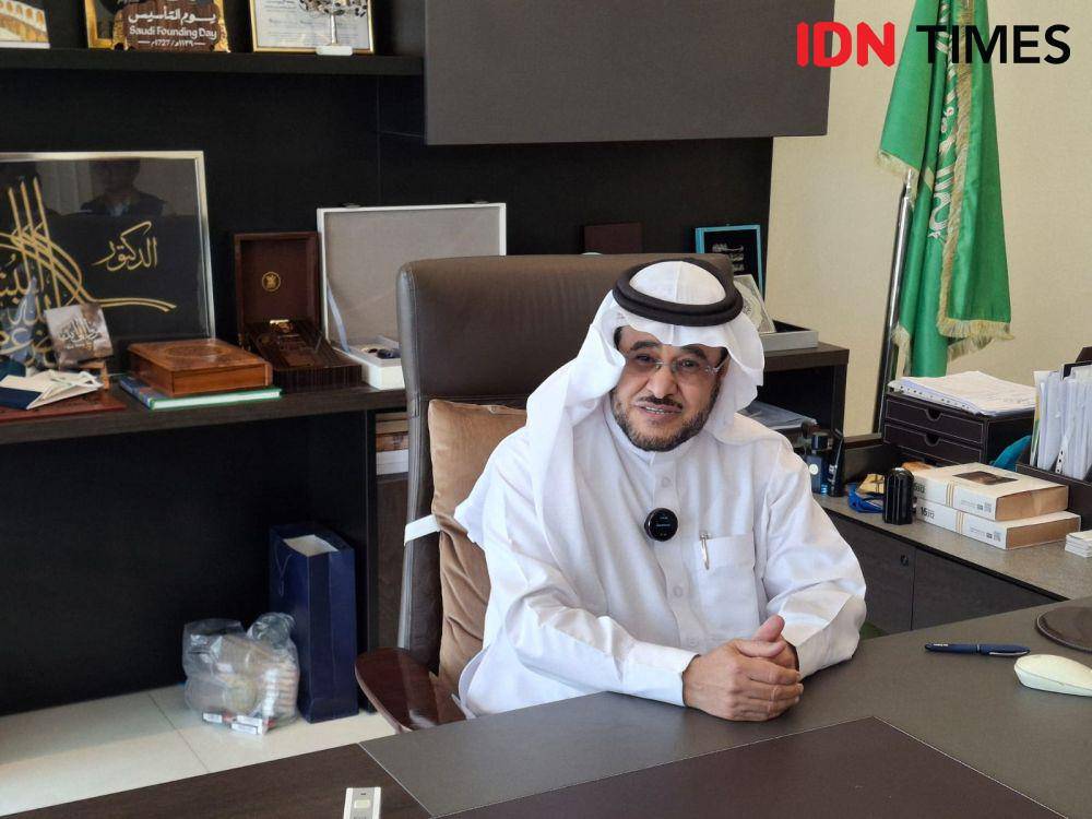 Pemilik RS Awwad Albishri, Dr. Awwad Albihsri, saat bernincang dengan Media Center Haji. IDN Times/Faiz Nashrillah