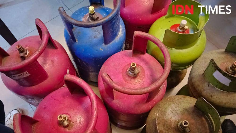 Barang bukti tabung dalam kasus pengoplosan gas LPG 3 kg subsidi (IDN Times/Ayu Afria)