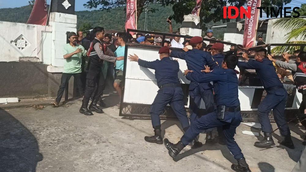 Desak Hitung Suara Ulang Disetop, Massa Rusak Gerbang KPU Lombok Barat