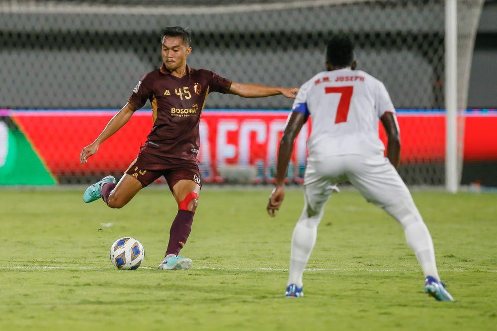 Aksi pemain PSM Makassar, Akbar Tanjung (kiti), dalam laga matchday kelima Grup H AFC Cup 2023/24 kontra Hai Phong FC di Stadion Kapten I Wayna Dipta Gianyar, 30 November 2023. (Dok. Asian Football Confederation (AFC)/Johannes P. Christo)