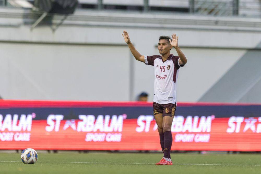 Aksi pemain PSM Makassar, Akbar Tanjung, dalam laga matchday keempat Grup H AFC Cup 2023/24 kontra Hougang United di Jalan Besar Stadium Singapura, 9 November 2023. (Dok. Asian Football Confederation (AFC)/Leo Shengwei)