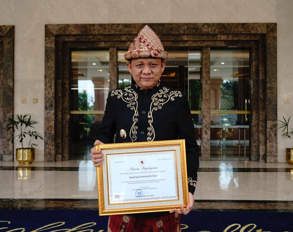 Bupati OKU Timur Lanosin saat menerima penghargaan (dok. Pemkab OKU Timur)