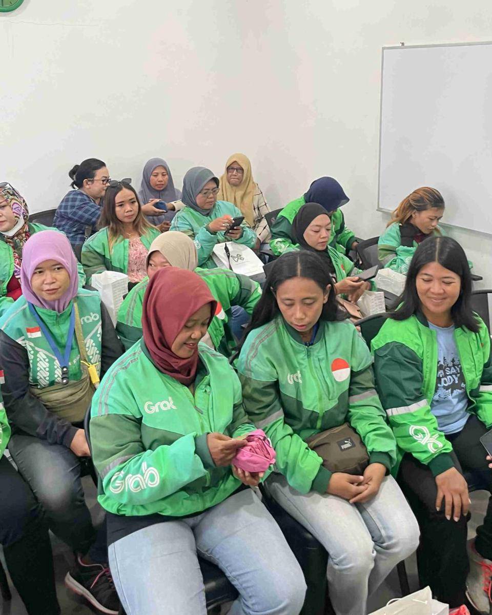 CSR DS Modest bagikan mukena untuk Mitra Grab (Dok. DS Modest)