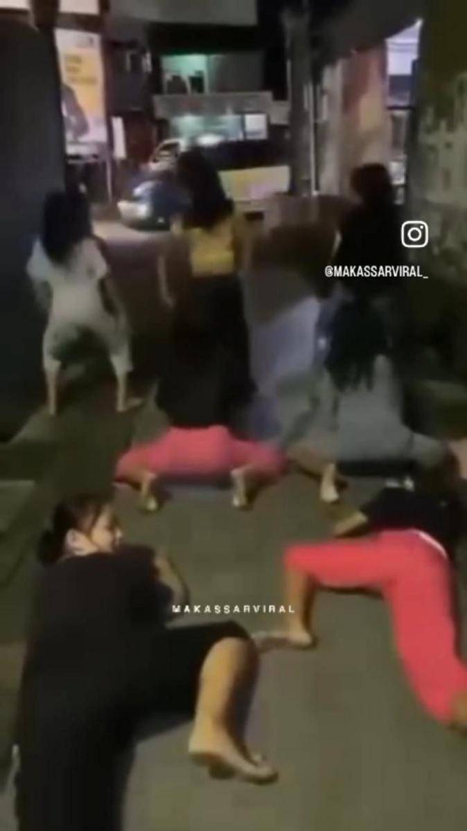 Potongan video aksi erotis ABG. (Instagram/Makassarviral_)