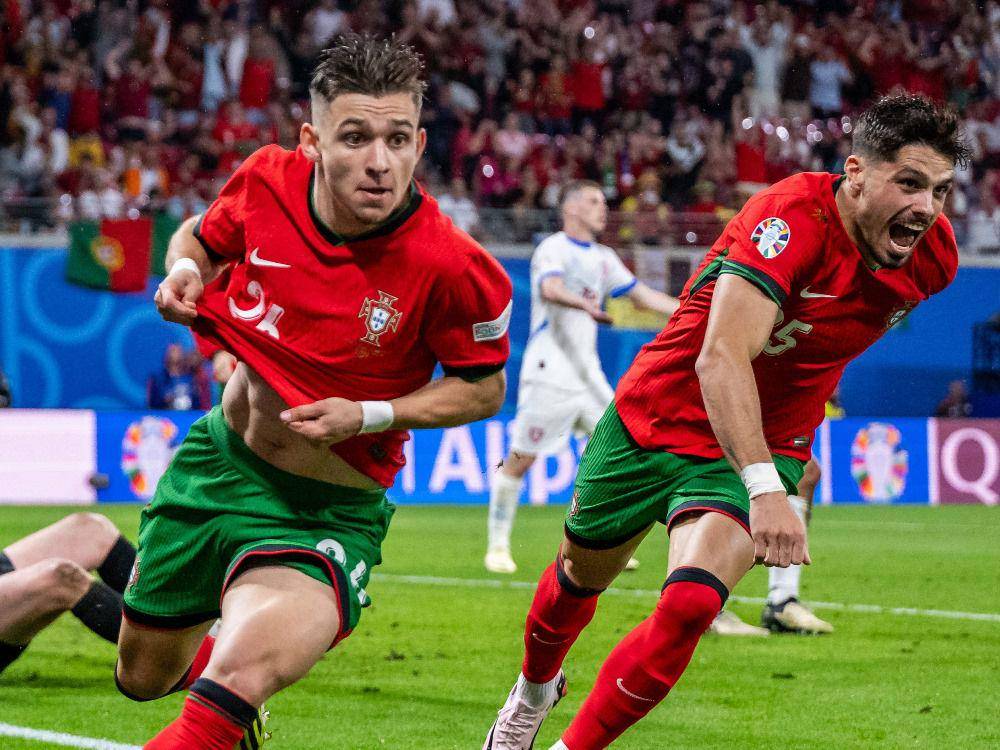 Francisco Conceicao (kiri) merayakan gol ke gawang Republik Ceko pada laga Grup F Euro 2024. (x.com/EURO2024)