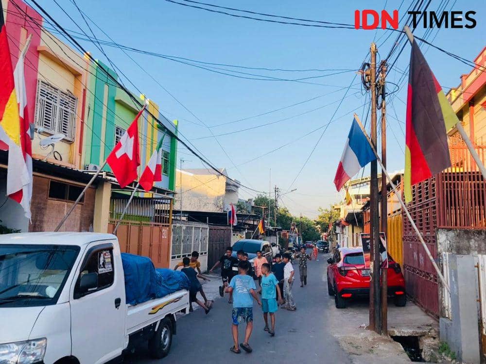 Deretan bendera peserta Piala Eropa berkibar di Jalan Titang. IDN Times/Faisal Mustafa