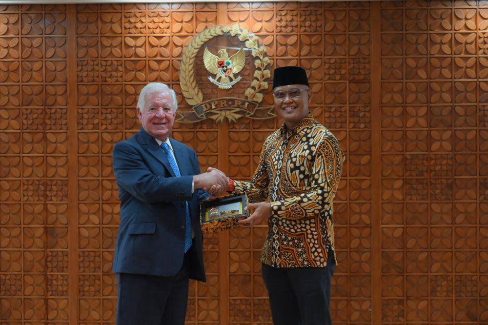 Wakil Ketua BKSAP DPR RI Sukamta saat menerima kunjungan The House Democracy Partnership (HDP) dari Parlemen (House of Representatives) Amerika Serikat (AS) di Nusantara III, Senayan, Jakarta, Rabu (19/6/2024). (Dok. DPR RI-Mentari/vel)