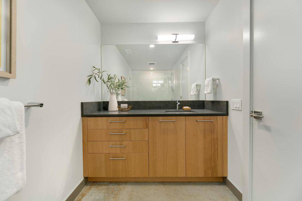 inspirasi dekorasi area meja countertop di kamar mandi (pexels.com/hi room)