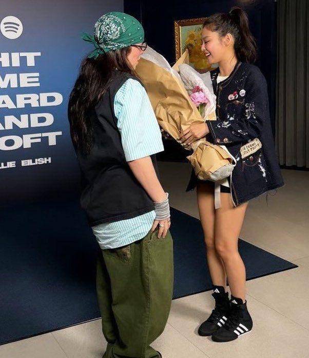 momen Jennie BLACKPINK dan Billie Eilish (twitter.com/blackpinkglobal)