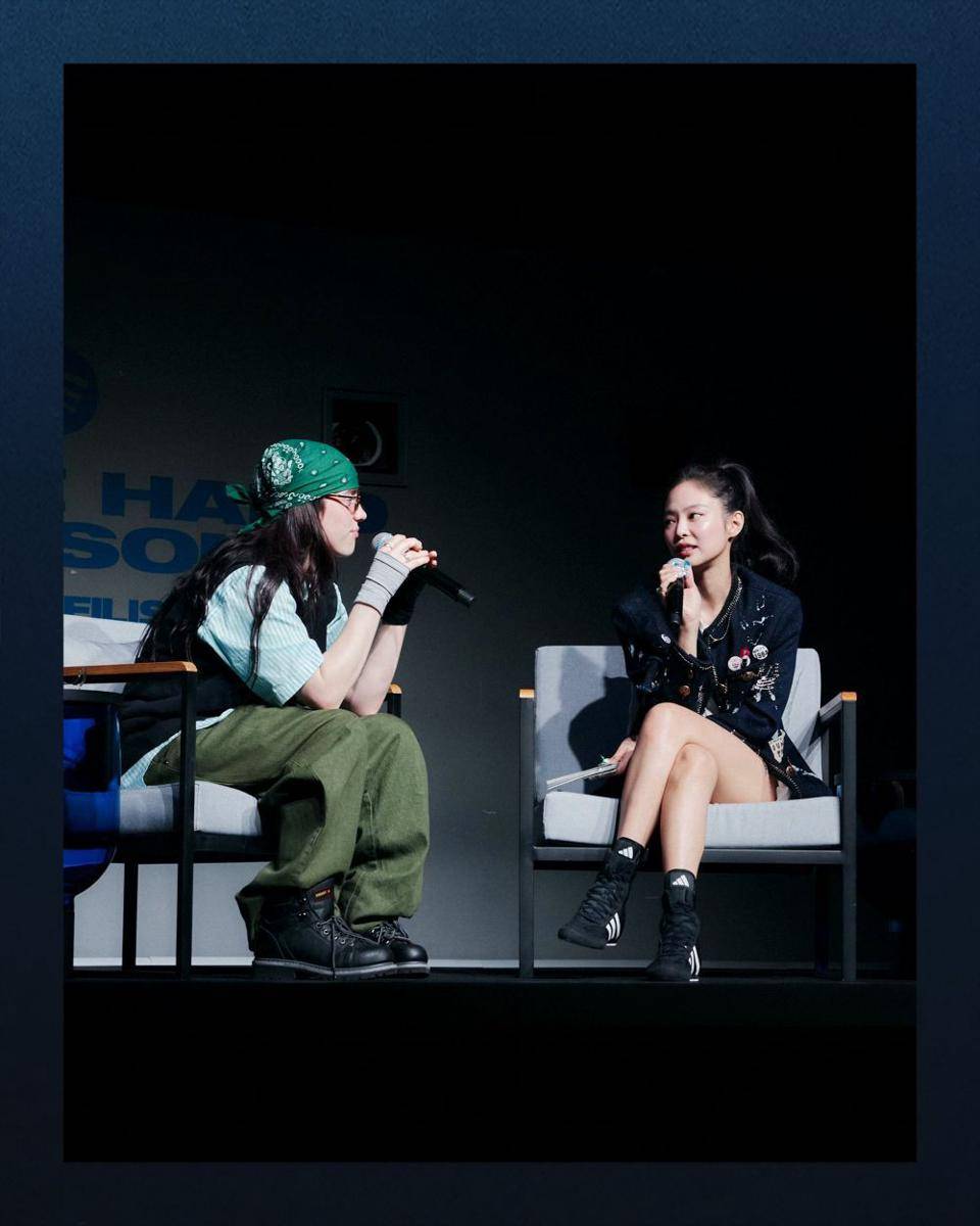 momen Jennie BLACKPINK dan Billie Eilish (twitter.com/blackpinkglobal)