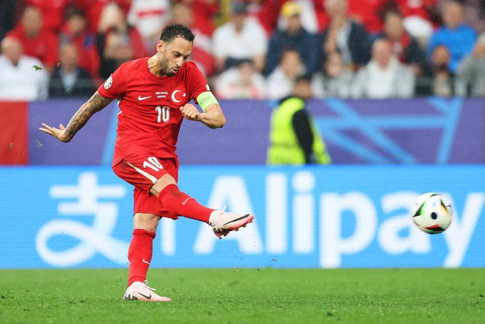 Hakan Calhanoglu (uefa.com)