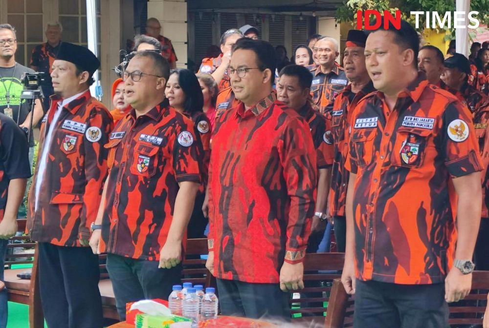Pakai Kemeja Loreng Merah, Anies Sambangi Kantor Pemuda Pancasila