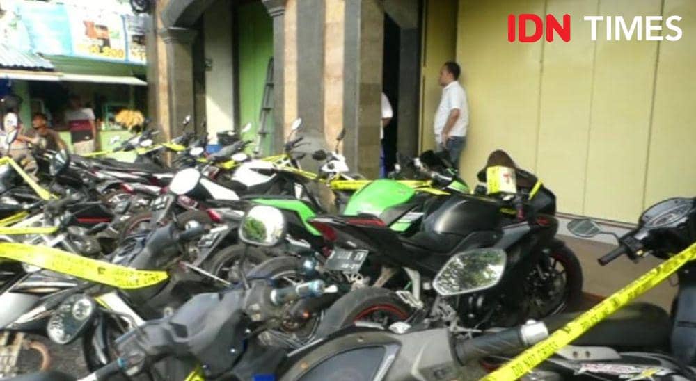 Petugas reskrim Polresta Banyumas saat melakukan penggrebekan, Rabu (19/6/2024).(IDN Times/Cokie Sutrisno)