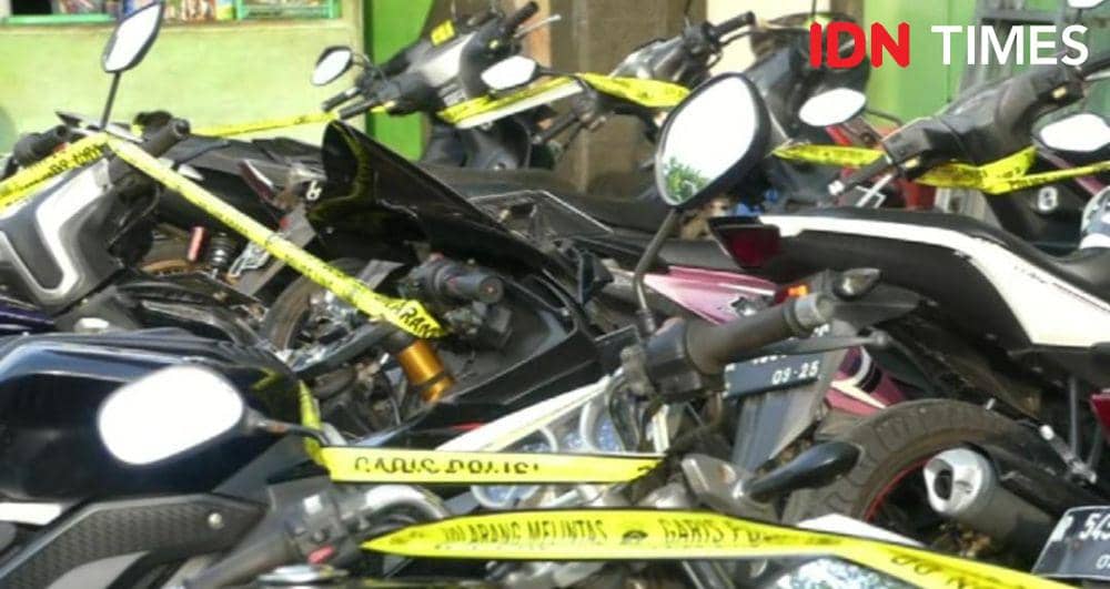 Motor milik terduga pelaku judi online diamankan polisi dengan police line, Rabu (19/6/2024).(IDN Times/ Foto : Mas Sal)