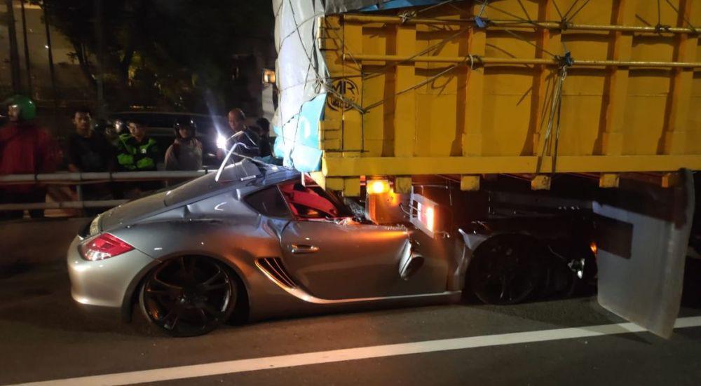 Kronologi Porsche Tabrak Truk di Tol Kuningan, Pengemudi Tewas di TKP