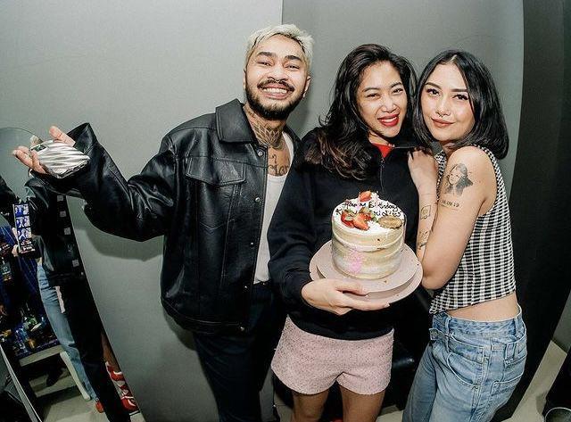 7 Potret Onadio Leonardo Rayakan Ultah Widi Vierratale Bareng Istri