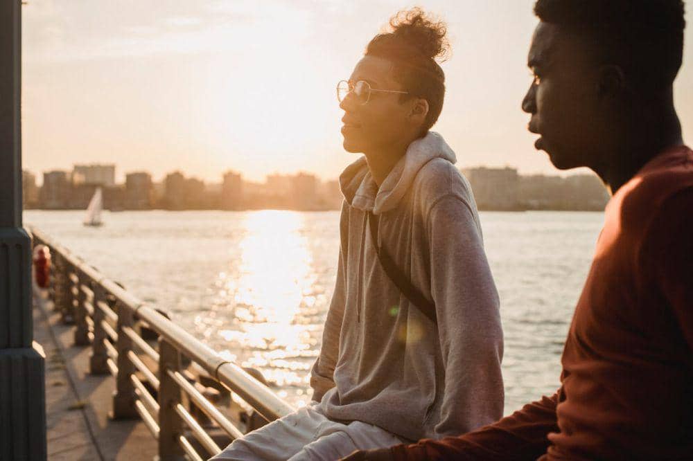 ilustrasi bersama teman (pexels.com/Budgeron Bach)