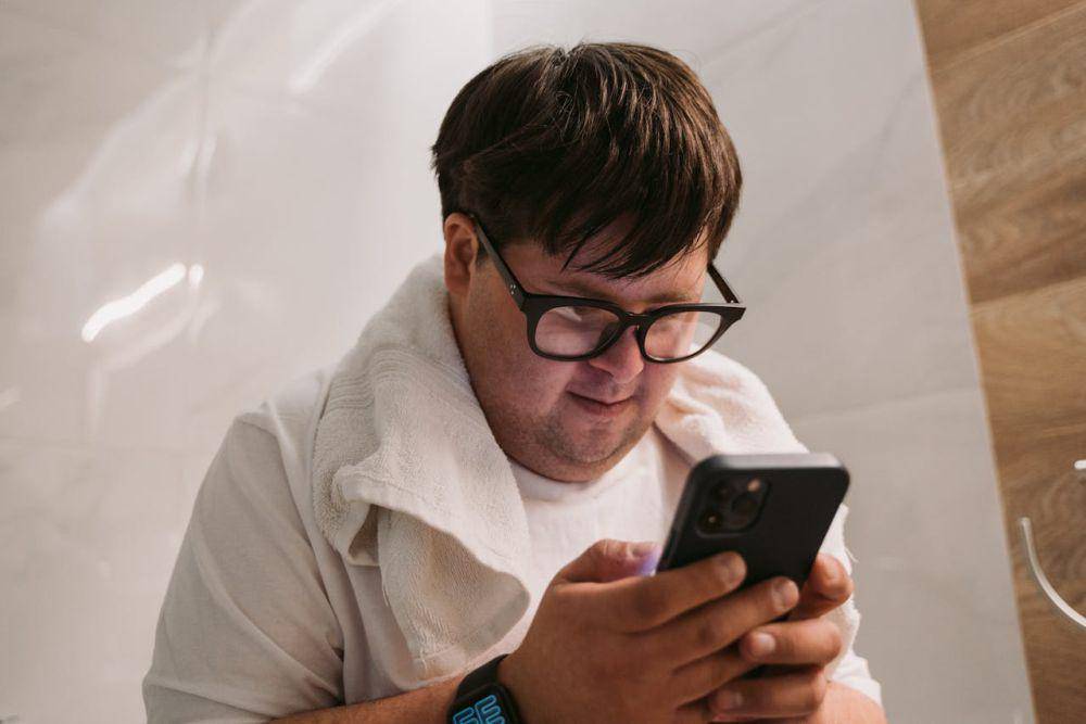 ilustrasi menggunakan smartphone (pexels.com/MART PRODUCTION)