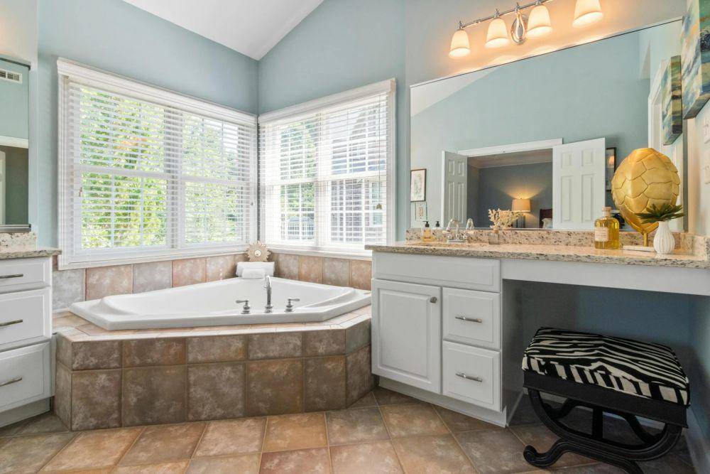 inspirasi dekorasi area countertop di kamar mandi (pexels.com/Curtis Adams)