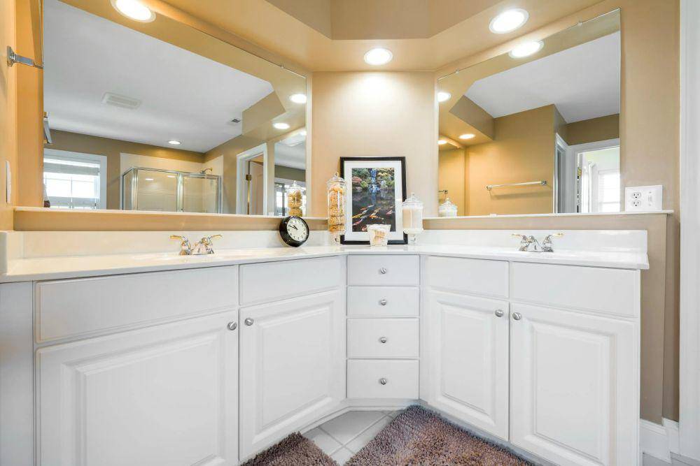 inspirasi dekorasi area meja countertop di kamar mandi (pexels.com/Curtis Adams)