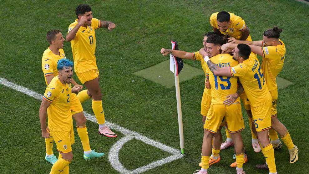 Para pemain Rumania merayakan gol ke gawang Ukraina pada matchday 1 Grup E Euro 2024. (uefa.com)