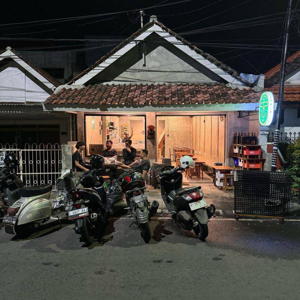 Konsep homey yang dihadirkan Kedai Tikungan Sidoarjo. Instagram/kedaitikungan.sda
