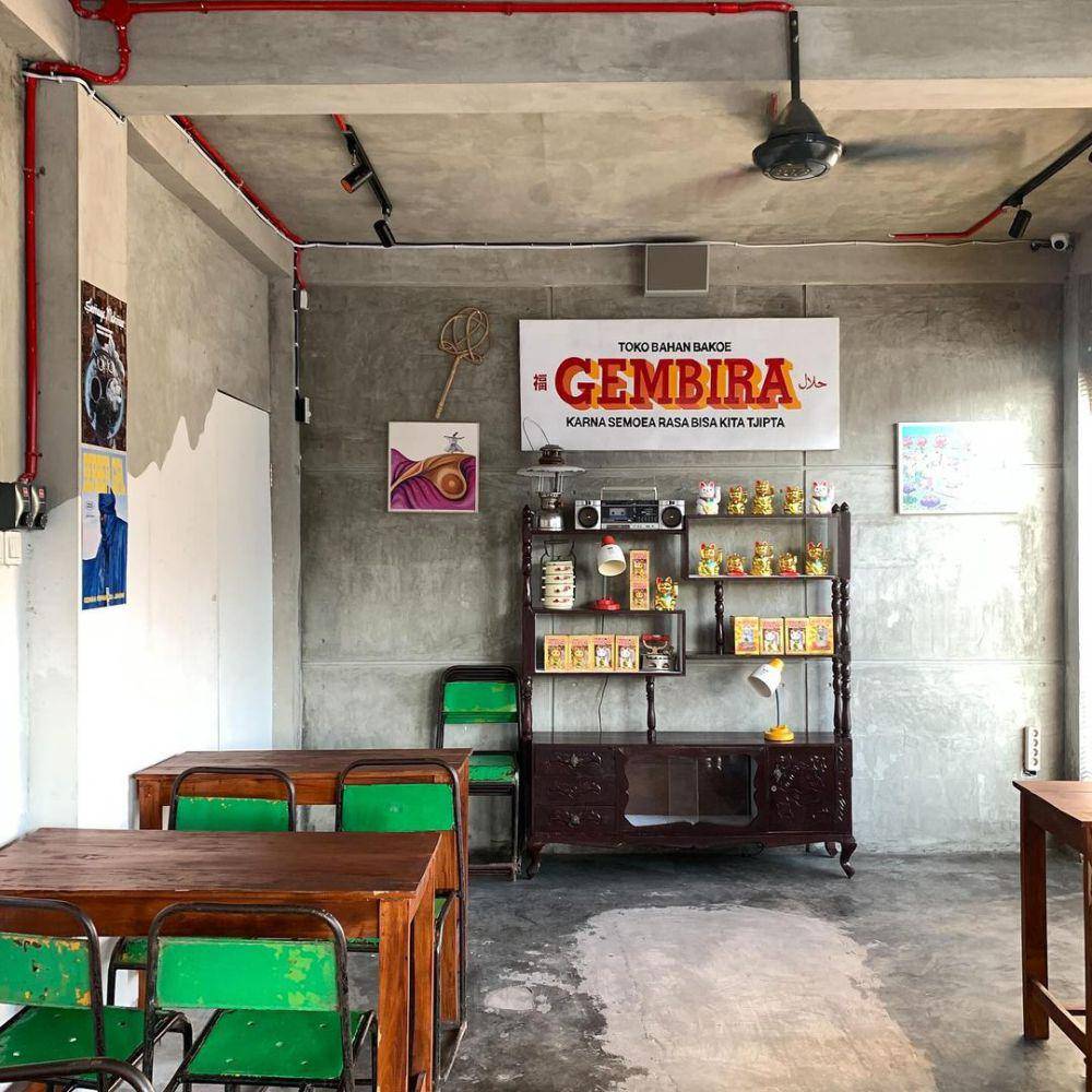 Interior ala kopitiam di Kedai Semoga Makmur. Instagram/kedaisemogamakmur