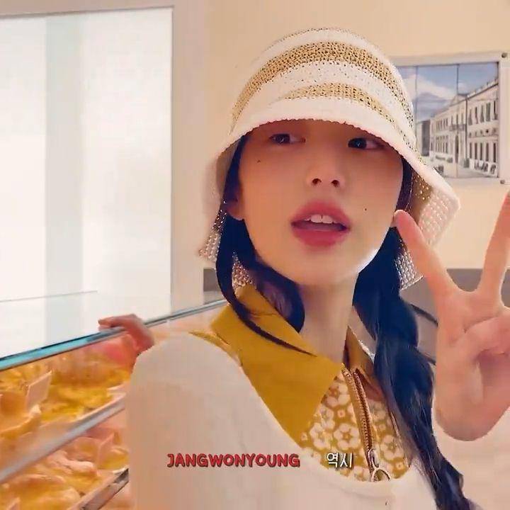 Jang Wonyoung IVE (twitter.com/zexosur)