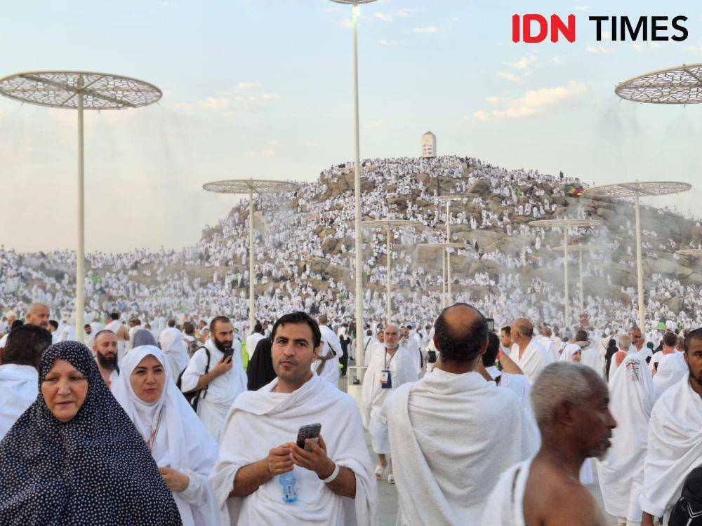 Jamaah haji wukuf di Arafah. IDN Times/Faiz Nashrillah