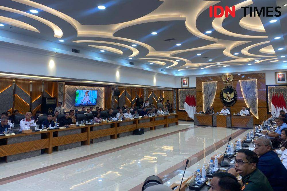 Rapat koordinasi tingkat menteri untuk pemberantasan judi online oleh Menteri Polhukam, Menkominfo dan PPATK. (IDN Times/Sonya Michaella)