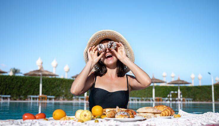 Seorang perempuan makan saat traveling.