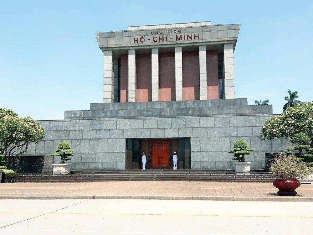 Mausoleum Ho Chi Minh (instagram.com/pelpin_pelapeni)