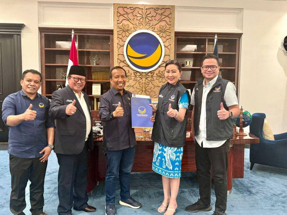 Calon Bupati KSB Fud Syaifuddin menerima rekomendasi dari DPP Partai Nasdem, Kamis (20/6/2024). (dok. Istimewa)