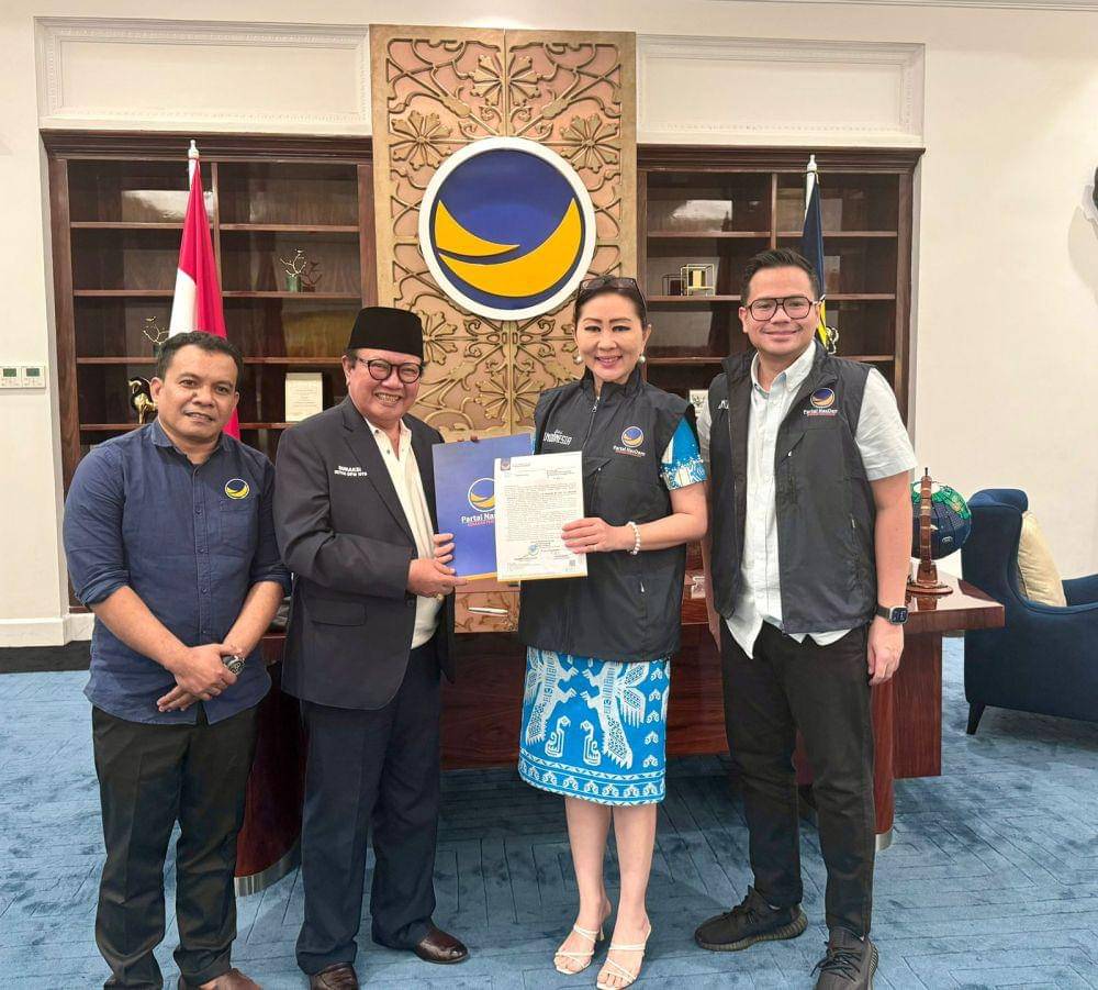 Calon Bupati Lotim Rumaksi menerima rekomendasi dari DPP Partai Nasdem, Kamis (20/6/2024). (dok. Istimewa)