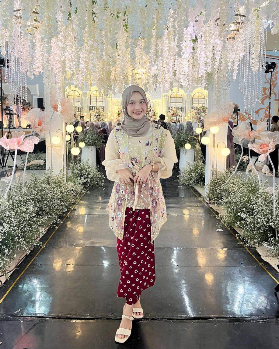 ragam outfit brokat Siska Amera (instagram.com/siskaamera)