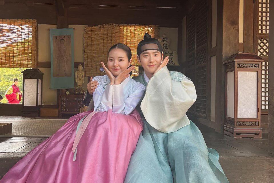 7 Potret Akrab Hong Ye Ji dan Suho di Balik Layar Missing Crown Prince