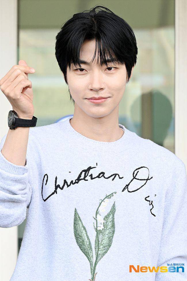Hwang In Yeop berangkat ke Indonesia (dok. Newsen)