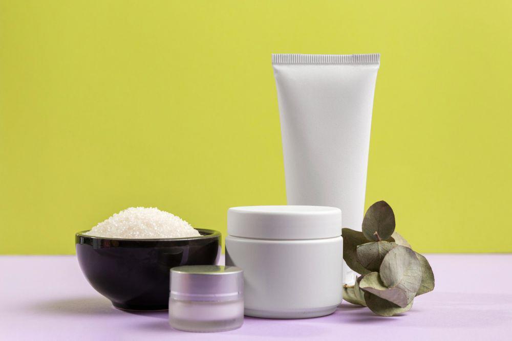 6 Perbedaan Face Wash dan Face Scrub, Kenali Urutan Pemakaiannya!