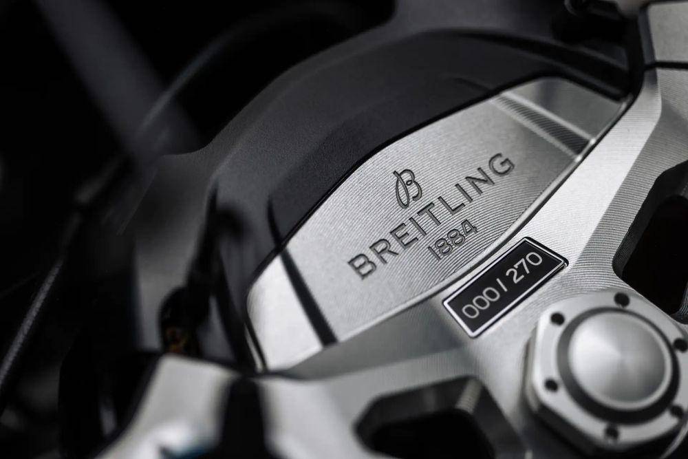 Logo Breitling di Speed Triple 1200 RR Limited Edition dari Triumph dan Breitling. (Triumphmotorcycles.jp)