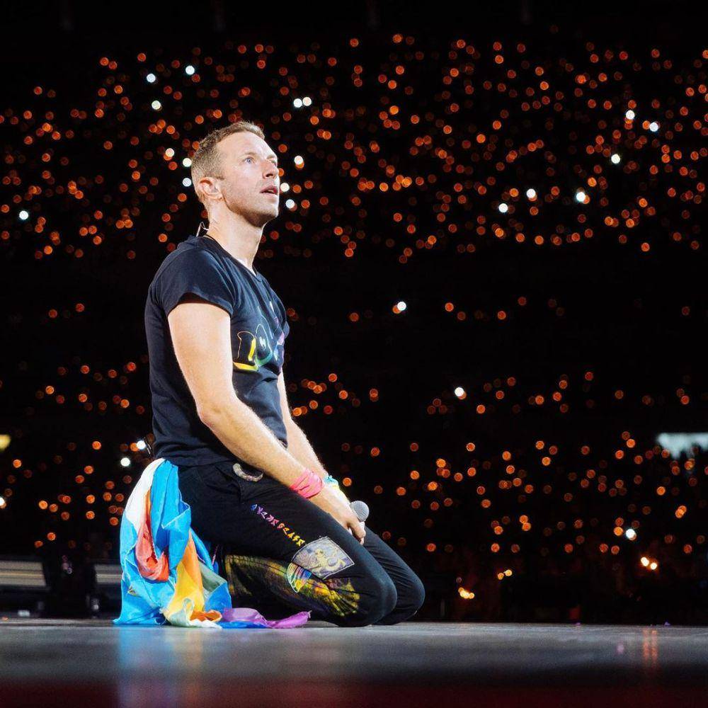Chris Martin di atas panggung konser (instagram.com/coldplay)