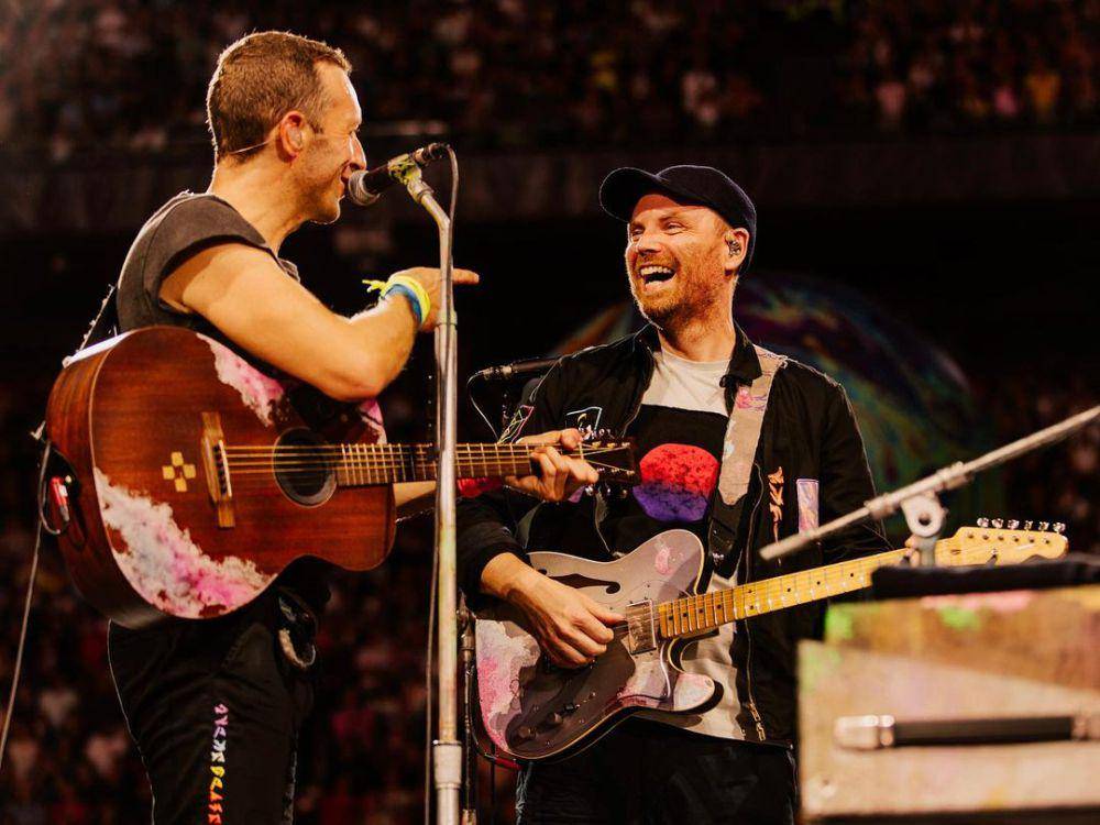 Chris Martin dan Jonny Buckland di atas panggung konser (instagram.com/coldplay)