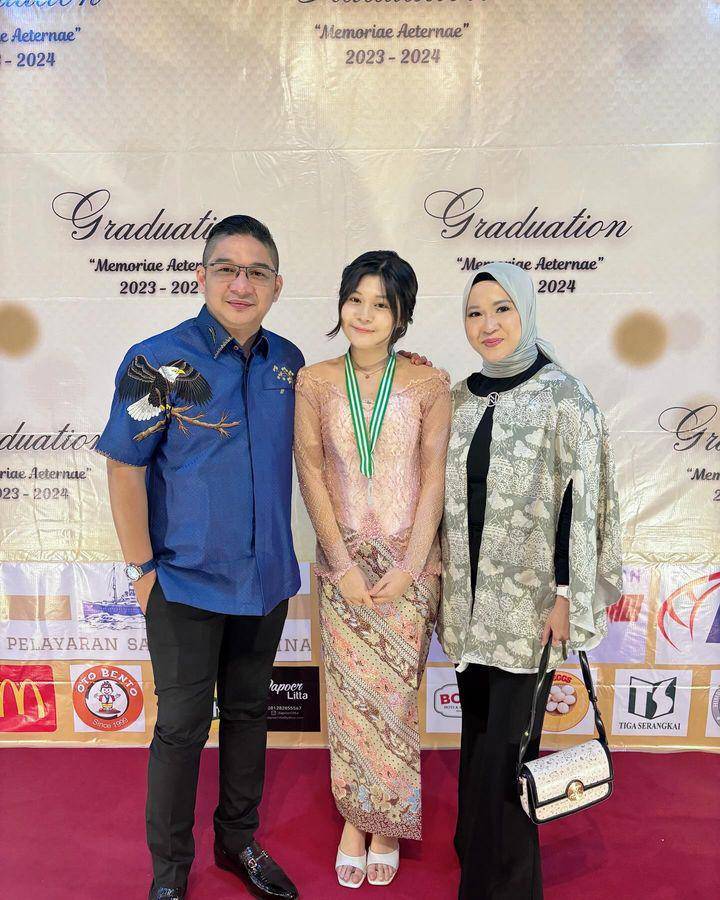 potret Pasha Ungu di wisuda sang anak (instagram.com/okieagustina_)