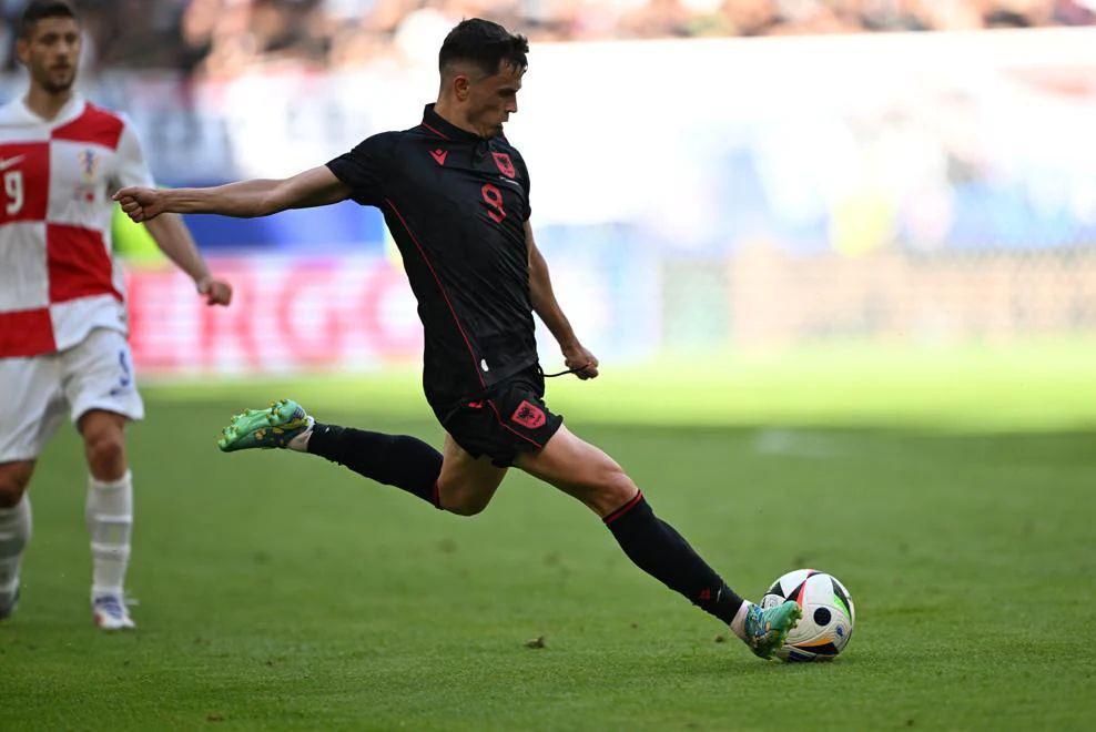 Bintang Albania Pakai Sepatu Super Mario Bros di Euro 2024