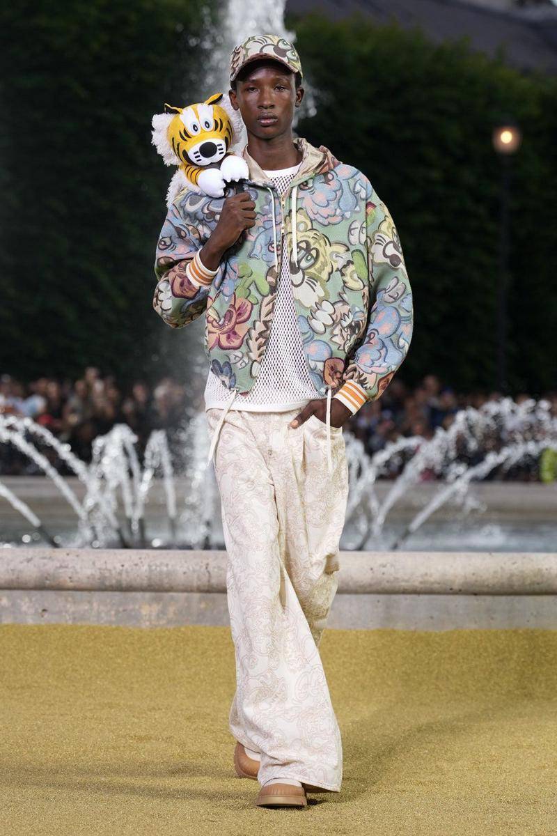 KENZO S/S '25 di Paris Fashion Week Menswear 2024 (instagram.com/kenzo)