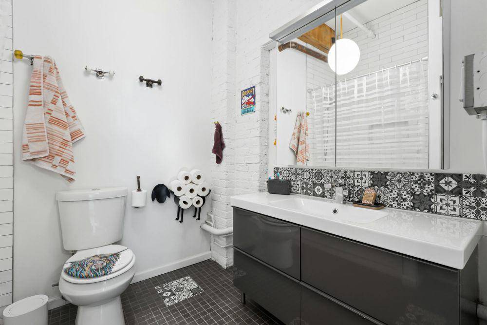 inspirasi kamar mandi ramah anak (pexels.com/hi room)