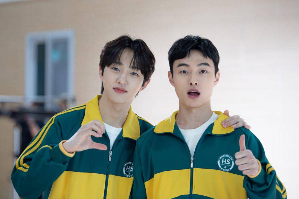 Bong Jaehyun dan Yoon Chan Young di balik layar High School Return of a Gangster (dok. Snowball Entertainment)
