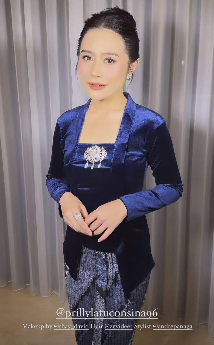 Prilly terima IKJ Awards (Instagram.com/prillylatuconsina96)