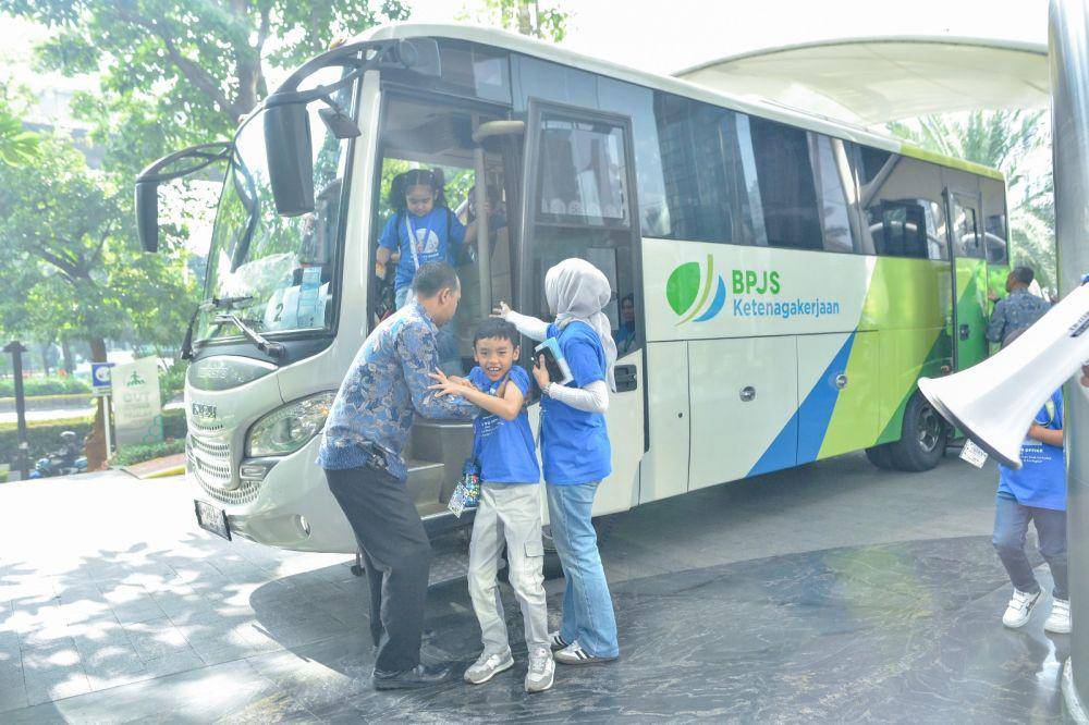 BPJS Ketenagakerjaan menggelar kegiatan Kids Go to Office yang memberikan kesempatan kepada anak-anak karyawan untuk mengunjungi tempat kerja orang tua mereka pada Jumat (14/6). (dok. BPJS Ketenagakerjaan)