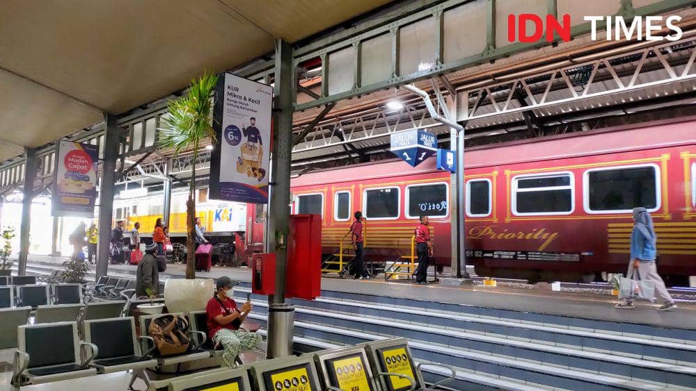 Kondisi salah satu peron stasiun wilayah Daop 4 Semarang tampak lengang saat libur panjang Idul Adha 1445 Hijriyah. (IDN Times/Fariz Fardianto)