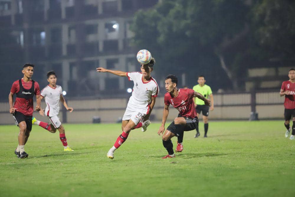 Duel Pemain sepak bola PON Sumut putra versus Bhayangkara FC di Stadion PTIK Jakarta (Dok.Bogel for IDN Times)